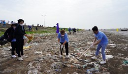 Cán bộ và sinh viên Khoa Địa chất, Trường Đại học Khoa học Tự nhiên hành động vì đại dương không rác thải nhựa
