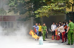 Cán bộ, giáo viên và học sinh Trường THPT Chuyên KHTN tham gia tập huấn Phòng cháy chữa cháy 