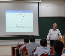 Các giáo sư Pháp giảng bài chuyên sâu về Toán học ứng dụng tại Trường Đại học Khoa học Tự nhiên