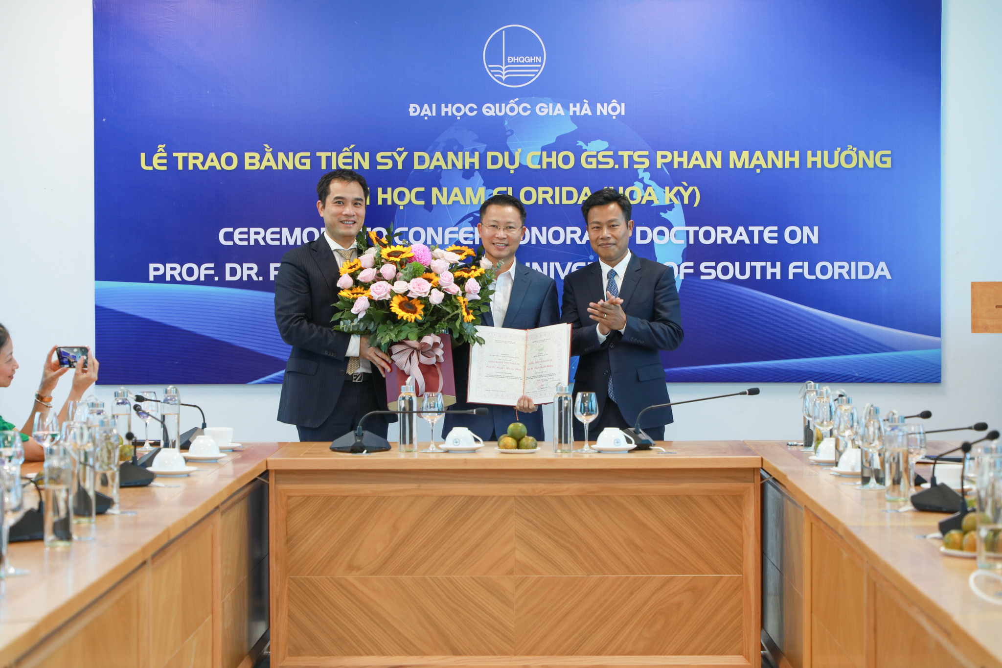 ĐHQGHN trao bằng tiến sĩ danh dự cho GS.TS Phan Mạnh Hưởng