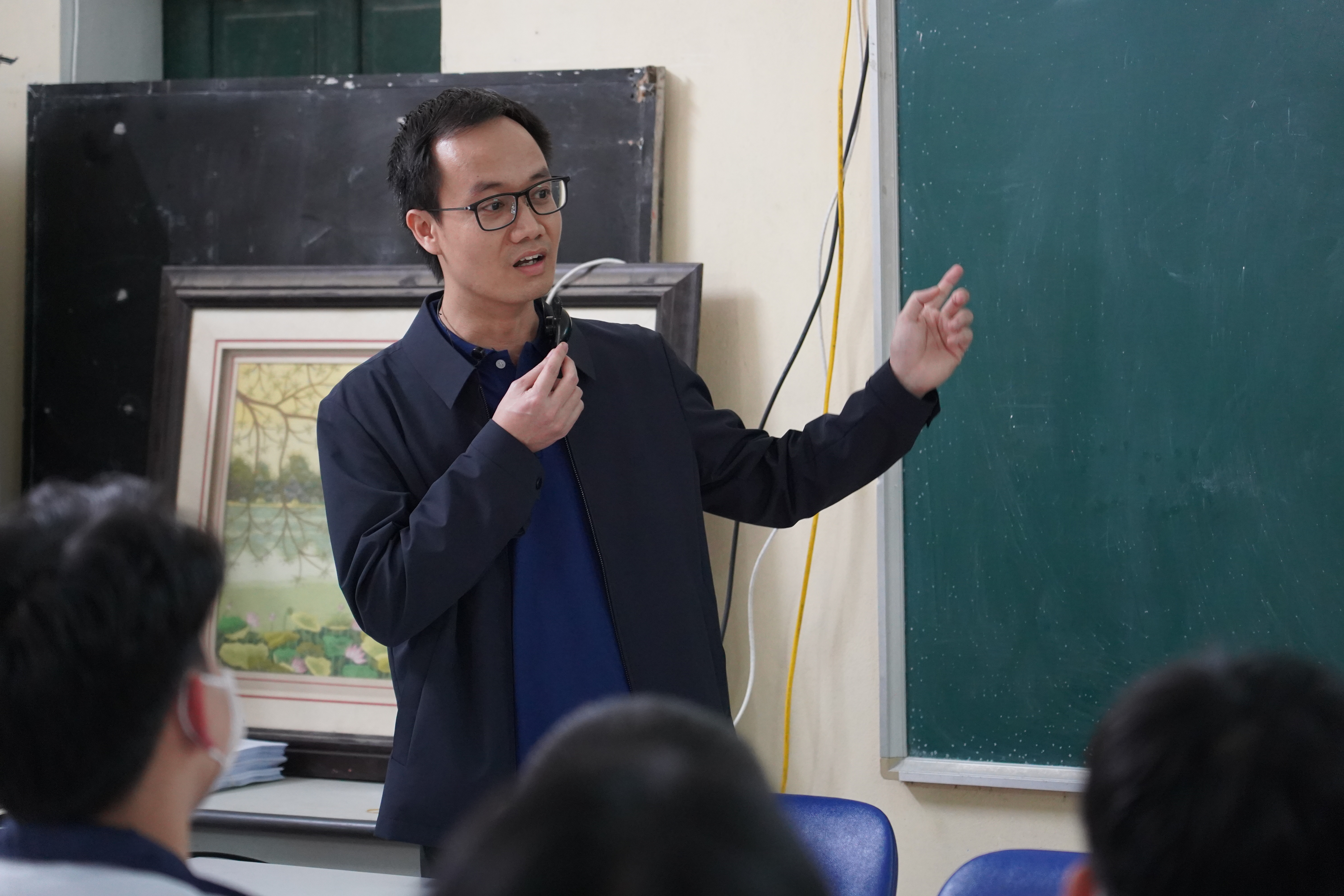 Trường Đại học Khoa học Tự nhiên đồng hành cùng thầy và trò Trường THPT Nguyễn Trãi, Thái Bình trong hoạt động tư vấn hướng nghiệp và tuyển sinh