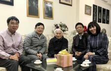 Trường Đại học Khoa học Tự nhiên chúc mừng Giáo sư Hoàng Tụy  nhân dịp sinh nhật 90 tuổi
