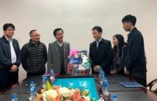 Sinh viên Lào chúc Tết Ban Giám hiệu và thầy cô giáo Trường Đại học Khoa học Tự nhiên